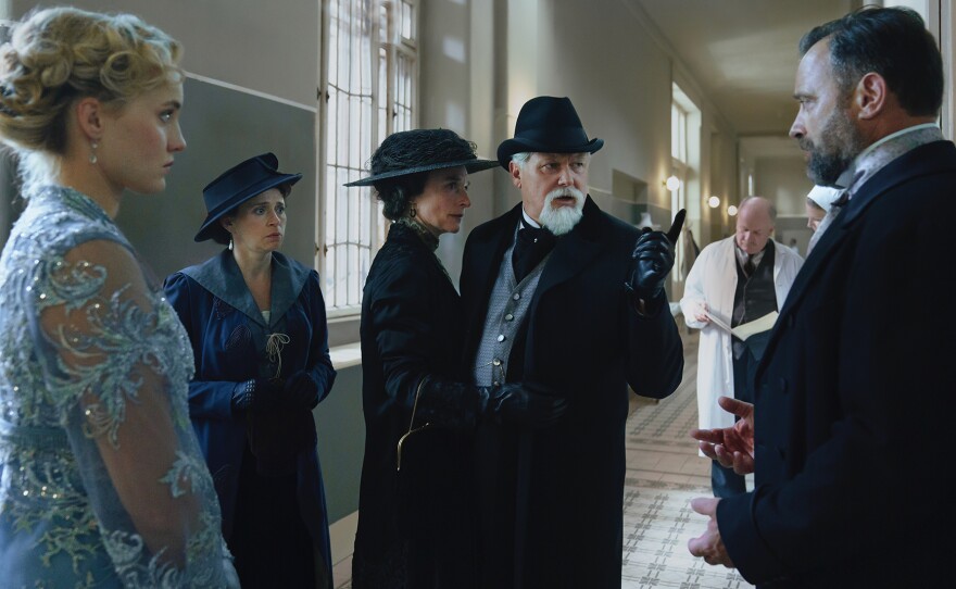 Oskar (Juergen Maurer) alone on Mephisto’s trail in Vienna’s streets. VIENNA BLOOD Season 4