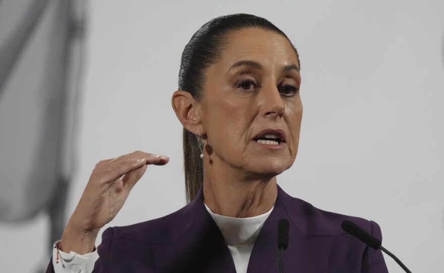 La presidenta mexicana Claudia Sheinbaum ofrece su conferencia de prensa matutina en el Palacio Nacional en la Ciudad de México, el martes 4 de marzo de 2025. (AP Foto/Marco Ugarte, Archivo)