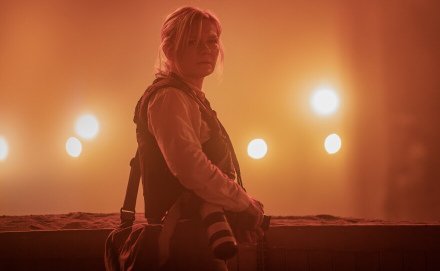 Kirsten Dunst plays a battle scarred photojournalist in <em>Civil War.</em>