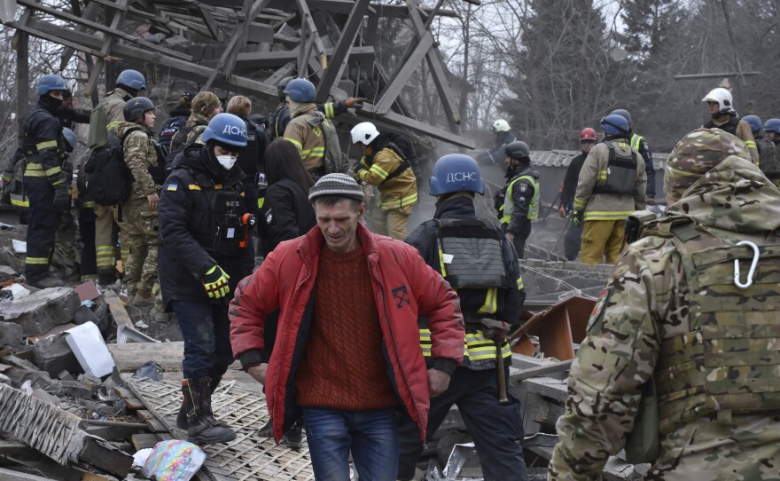 Zaporizhzhia: People clear the debris at the site of Russia's air attack.
