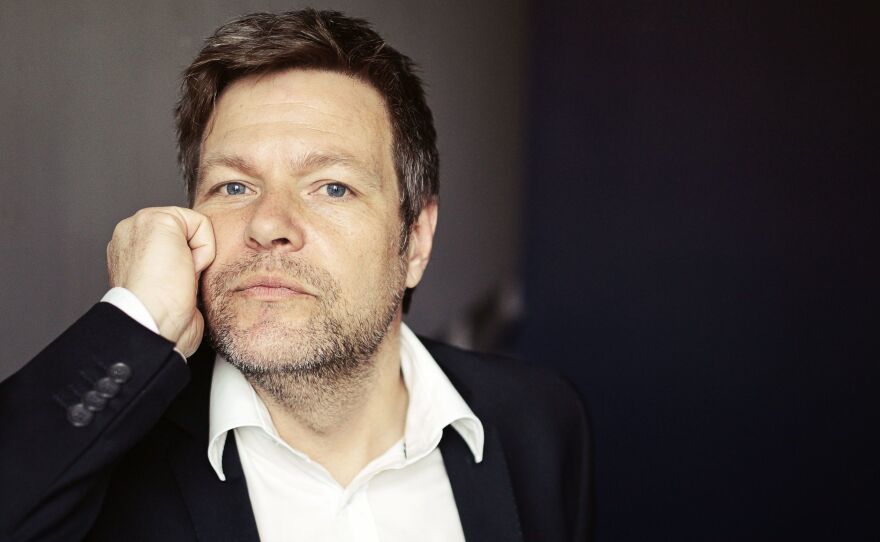 German Green party co-chief Robert Habeck has said goodbye to Twitter and Facebook.