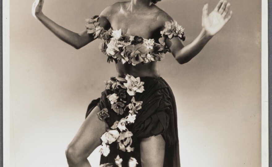 Female dancer in flowered dress (1935-1943)