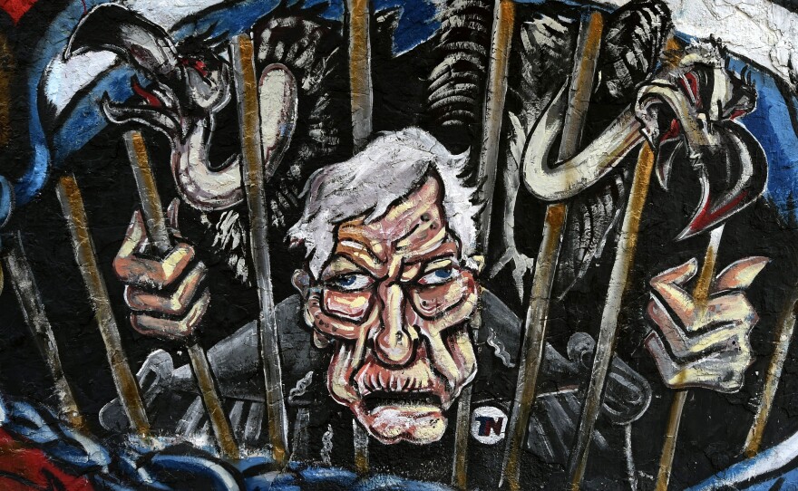 Graffiti in Buenos Aires depicts Griesa and vultures behind bars.