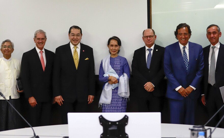 Aung San Suu Kyi (center), poses with Bill Richardson (2nd right) and other members of the Advisory Commission on Rakhine State after their meeting in Myanmar on Monday.