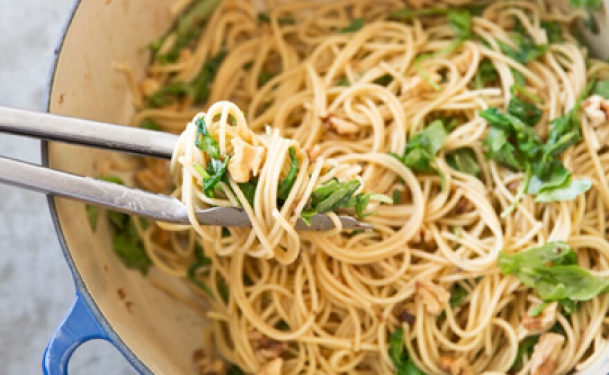 Pasta with Roasted Garlic Sauce, Arugula and Walnuts 