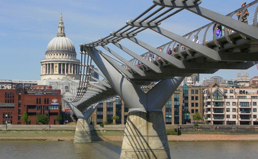 Millennium Bridge across the Thames linking the city of London at St. Paul's Cathedral with the Tate Modern Gallery at Bankside.