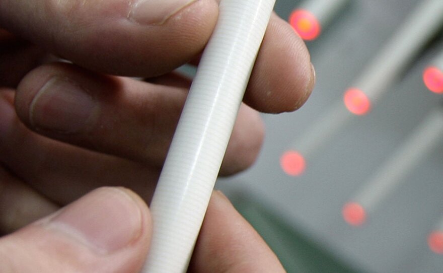 Electronic cigarettes contain some of the same dangerous cancer-causing chemicals that traditional cigarettes do, but at lower levels, according to preliminary tests by the Food and Drug Administration.