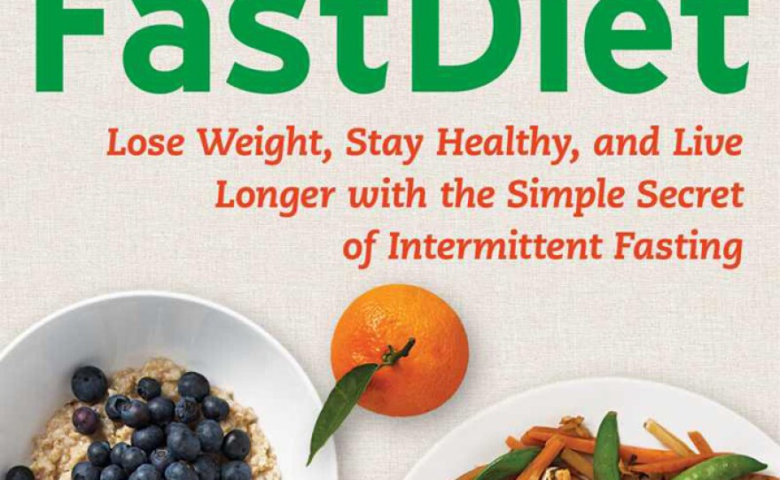Graphic cover of "The Fast Diet: Lose Weight, Stay Healthy, and Live Longer with the Simple Secret of Intermittent Fasting" by Dr. Michael Mosley and Mimi Spencer.