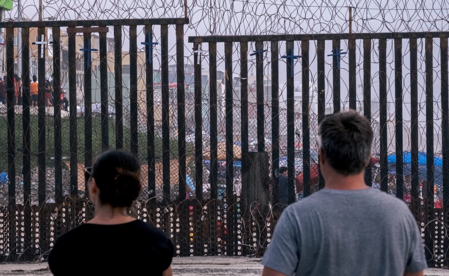 Border wall fence