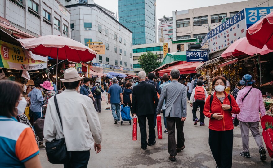 Visitors crowd the Gyeongdong Market in eastern Seoul on Sept. 29, a day before the start of the Chuseok holiday.