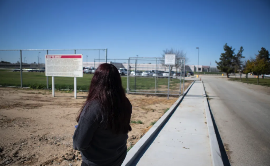 Elizabeth Chávez frente al Golden State Annex, un centro de detención del Servicio de Inmigración y Control de Aduanas de Estados Unidos (ICE), en McFarland, el 9 de marzo de 2025. Chávez visita a su esposo, Delfino Naranjo, quien fue detenido por agentes de inmigración en febrero. Foto: Larry Valenzuela, CalMatters/CatchLight Local