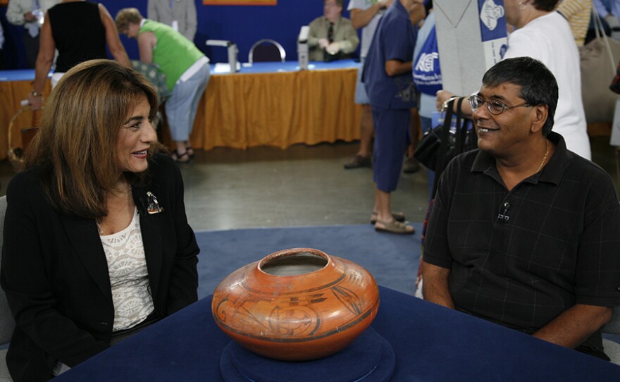 Linda Dyer (left) appraises a Hopi Pot attributed to Nampeyo, ca. 1910, in Louisville, Ky. ANTIQUES ROADSHOW “Vintage Louisville 2021, Hour 2” premieres Monday, March 29 at 8/7C p.m. on PBS.