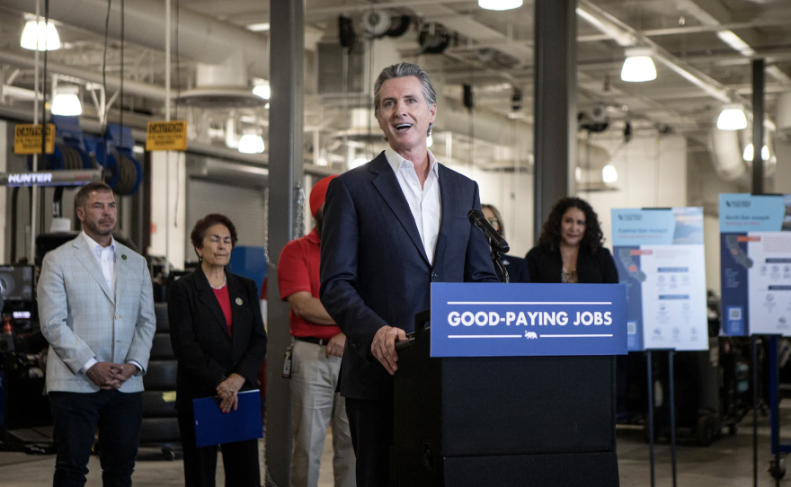 El gobernador Gavin Newsom habla durante una conferencia de prensa para anunciar una iniciativa sobre la creación de empleo en el Valle Central en el Centro West Fresno en Fresno el 21 de noviembre de 2024. Foto de Larry Valenzuela, CalMatters/CatchLight Local