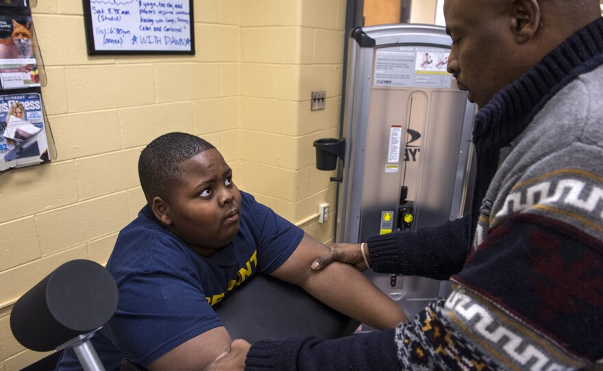 Silvester Fullard encourages his son during a workout at the Christian Street YMCA in Philadelphia. Tavestsiar once relied on food as a comfort to deal with his trauma, his dad says. But no more.