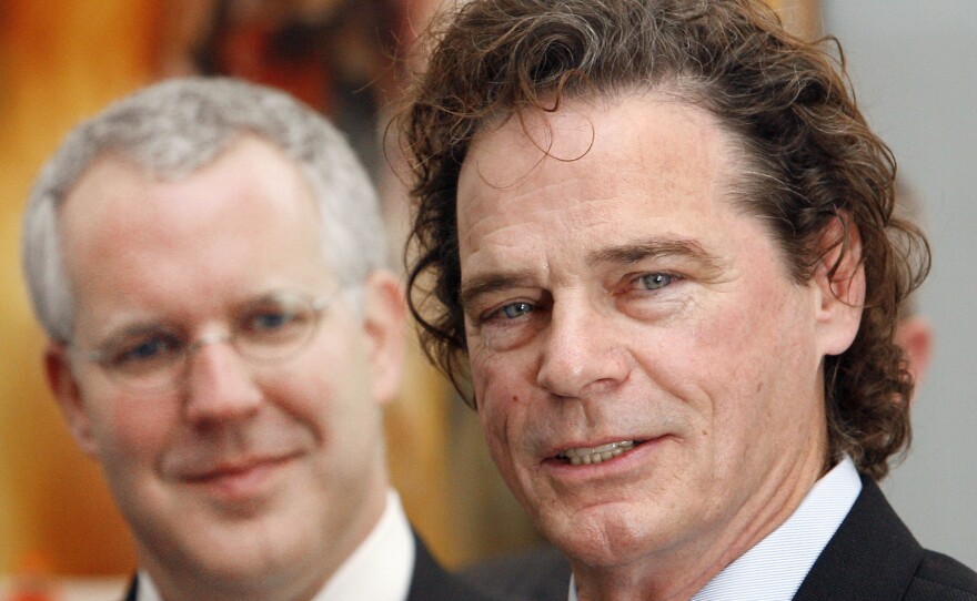 B.J. Thomas, right, seen in 2007 after Gov. Brad Henry, left, presented Thomas with a proclamation at the state Capitol in Oklahoma City.
