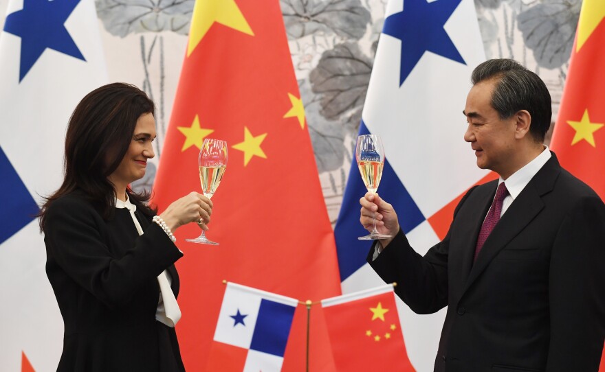 Panamanian Foreign Minister Isabel de Saint Malo de Alvarado and Chinese Foreign Minister Wang Yi toast after signing a joint statement on establishing diplomatic relations in June 2017 in Beijing.