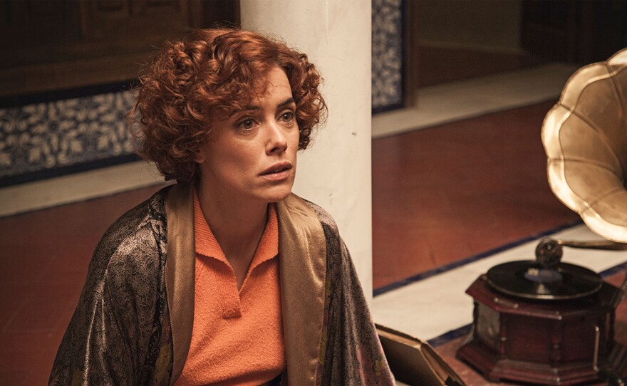 Teresa stays at the academy alone over the holidays. Macarena confesses she knows that Ángela is having an affair in "Way of the Cross."