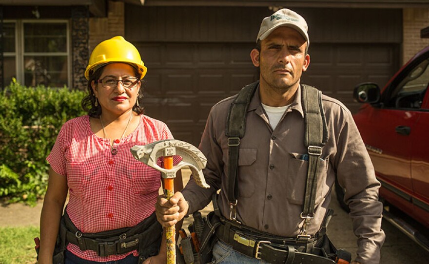 Claudia and Alex are electricians working in Texas who emigrated from El Salvador.