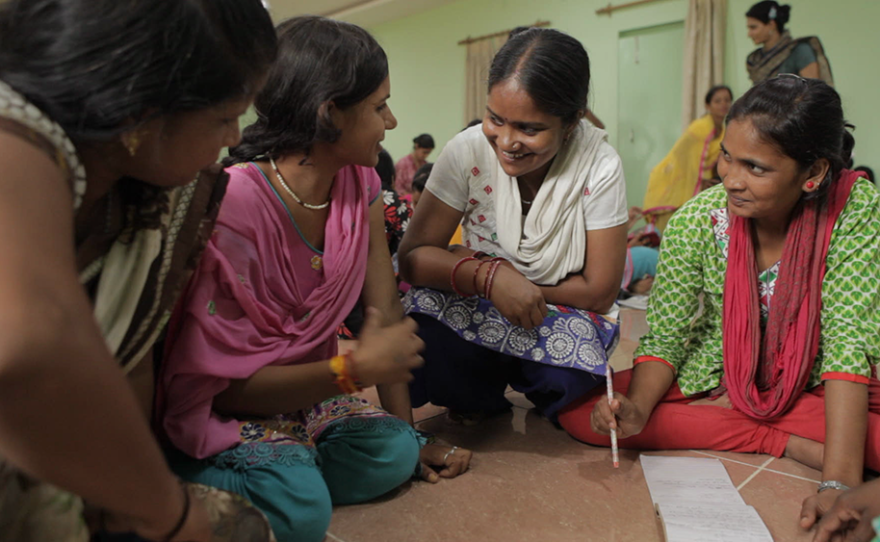 Meera leading the a digital training session for her colleagues at Khabar Lahariya, most of whom have never touched a smartphone.