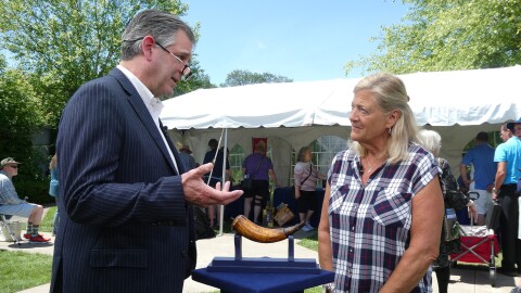 Joel Bohy (left) appraises a 1776 identified revolutionary soldier’s powder horn in Charlevoix, Mich. ANTIQUES ROADSHOW “Castle Farms, Hour 3” premieres Monday, April 13 at 8/7C PM on PBS.