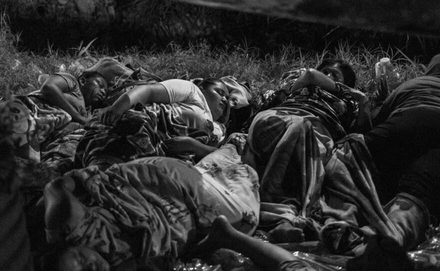 In March 2022, at the beginning of the state of exception, dozens of people slept outside the Mariona jail in San Salvador to find more information about their arrested family members.