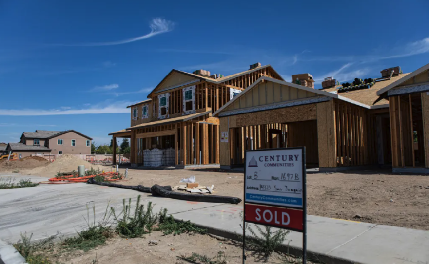 Nueva construcción de viviendas en un vecindario en las afueras del oeste de Fresno el 15 de junio de 2023. Foto de Larry Valenzuela, CalMatters/CatchLight local