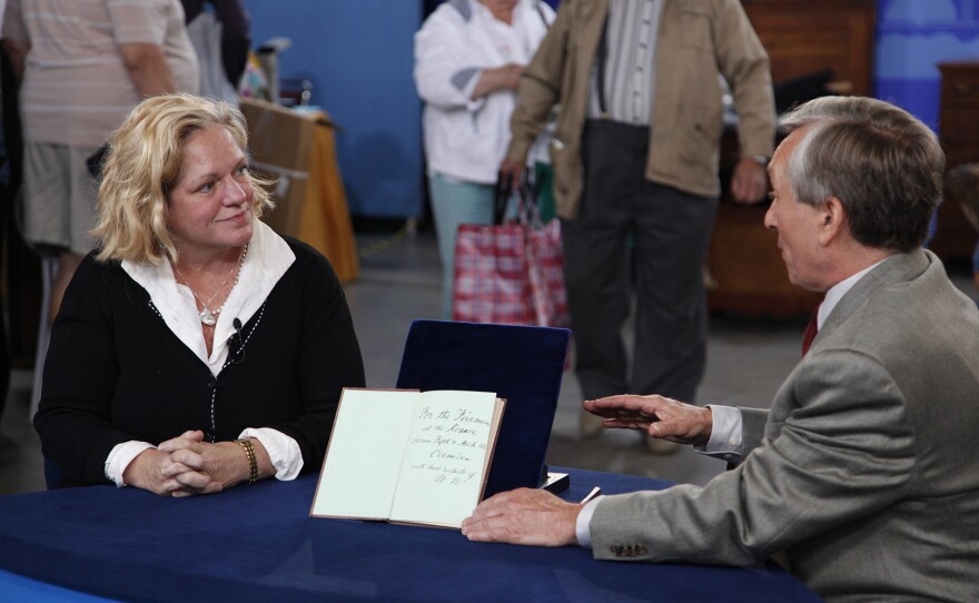 Ken Gloss (right) appraises a Walt Whitman-inscibed Memoranda ca. 1875, in Atlantic City, N.J. ANTIQUES ROADSHOW “Vintage Atlantic City, Hour 1” airs Monday, September 23 at 8/7C PM on PBS.