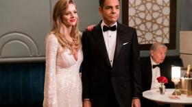 Samara Weaving as Olivia and Eugenio Derbez as Antonio in the new Hulu film <em>The Valet</em>.