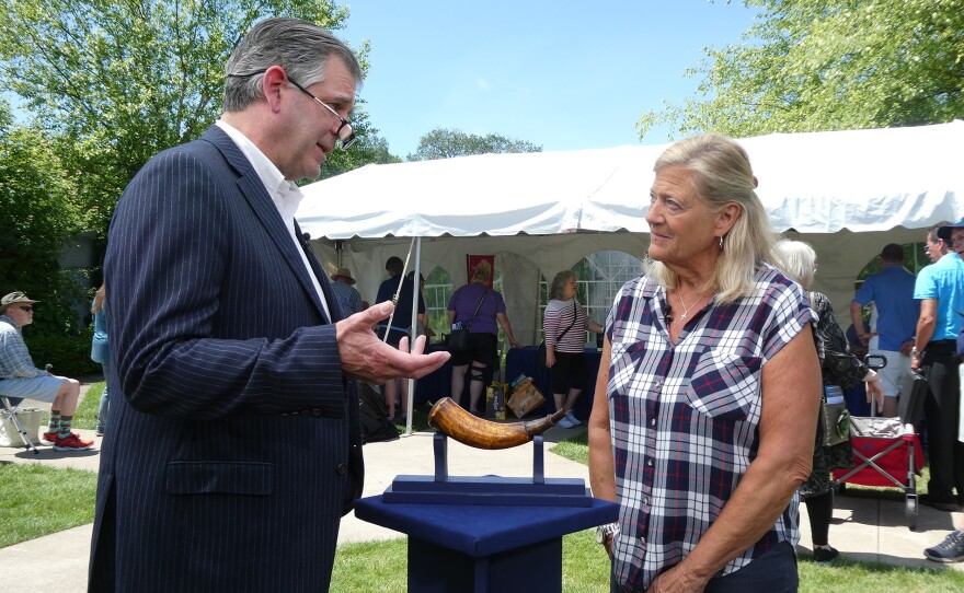 Joel Bohy (left) appraises a 1776 identified revolutionary soldier’s powder horn in Charlevoix, Mich. ANTIQUES ROADSHOW “Castle Farms, Hour 3” premieres Monday, April 13 at 8/7C PM on PBS.
