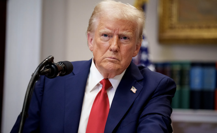 El presidente de Estados Unidos, Donald Trump, responde a una pregunta de un periodista durante una conferencia de prensa en la Sala Roosevelt de la Casa Blanca en Washington, DC, el 21 de enero de 2025. Foto de Andrew Harnik, Getty Images
