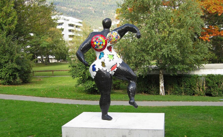 Niki de Saint Phalle, Nana Mosaïque Noire, 1999, - Schweiz, Graubünden, Chur, (Sammlung Würth)