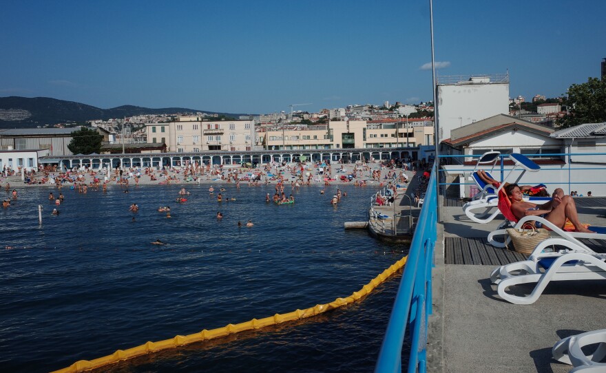 The La Lanterna bath (left), also known as El Pedocìn, consists of two separate areas: one for women and children up to 12 years of age, the other for men.