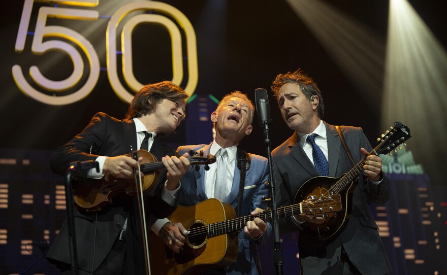 Lyle Lovett (center)