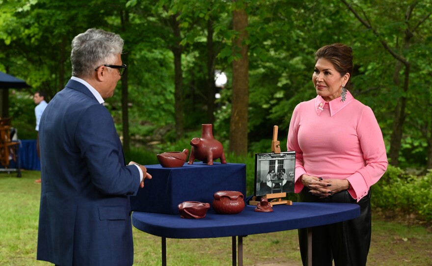 Tony Abeyta appraises a Sequoyah School pottery, ca. 1940, in Bentonville, AR. ANTIQUES ROADSHOW “Crystal Bridges Museum of American Art, Hour 2” airs Monday, January 13 at 8/7C PM on PBS.