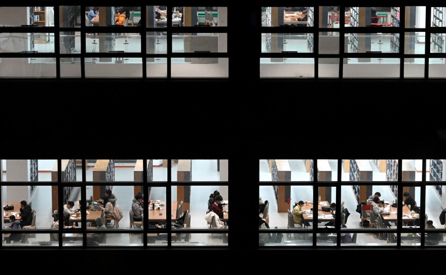 Candidates prepare for an exam review at the library of Hebei University of Technology in Handan, North China's Hebei Province, Dec. 6, 2021.