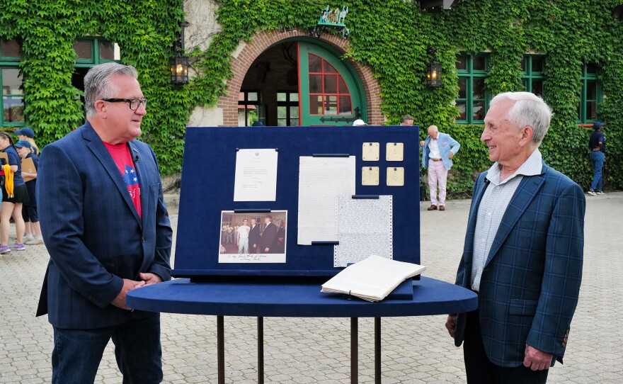 Ken Gloss (right) appraises a 1979 – 1981 Iran hostage archive in St. Louis, Mo. ANTIQUES ROADSHOW “Grant’s Farm, Hour 3” premieres Monday, May 11 at 8/7C PM on PBS.