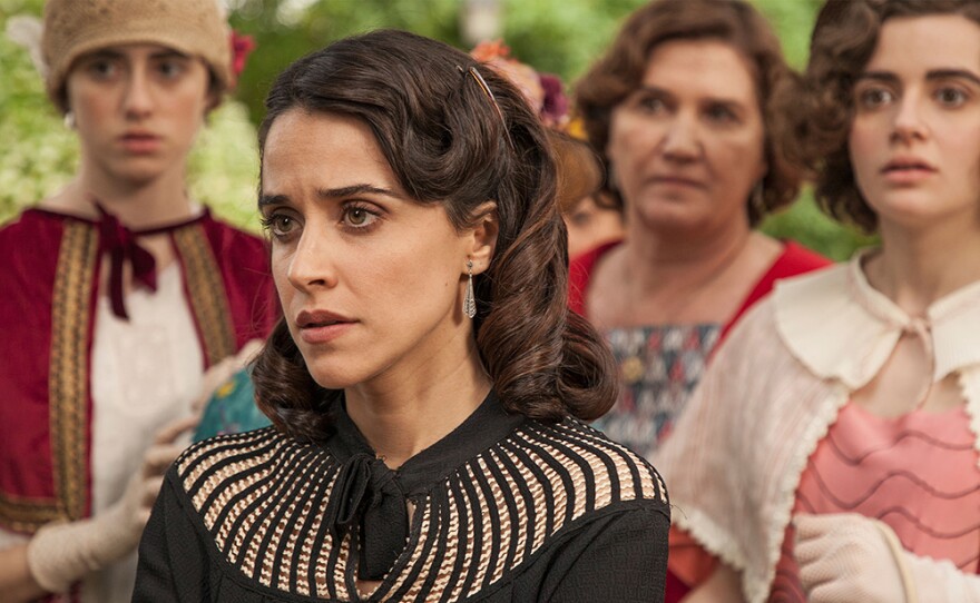 Teresa continues to unravel the investigation when a mysterious note makes her flee in "Alma Mater."