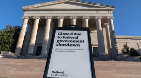 La Galería Nacional del Arte en Washington con un cartel diciendo que está cerrada por el cierre del gobierno, el 6 de octubre del 2025.. (AP foto/Jose Luis Magana)