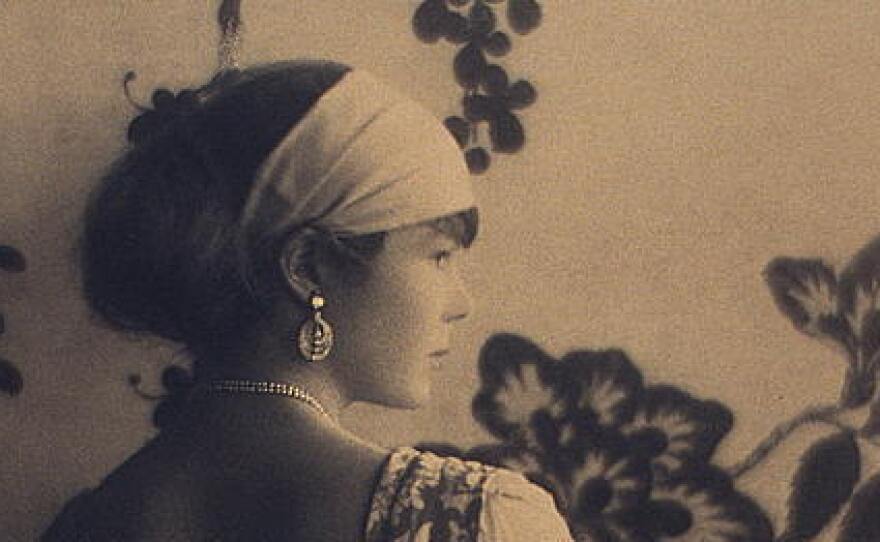 Woman, viewed from behind, between 1920 and 1930.