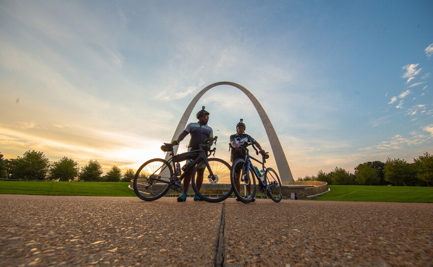 Start of the ride, in front of the Gateway Arch in St. Louis, to Chicago.