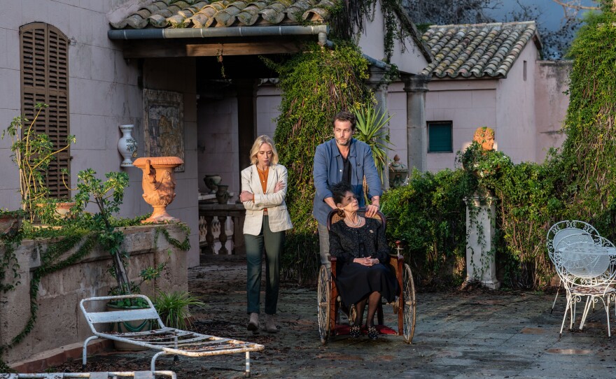 Miranda Blake (ELEN RHYS), Max Winter (JULIAN LOOMAN) and Rosalia Gris(ISABEL GARCIA-LORCA)
