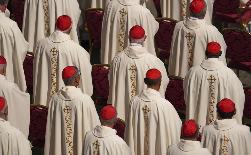 ARCHIVO - Un grupo de cardenales participa en una misa presidida por el cardenal Pietro Parolin el domingo 27 de abril de 2025, en la Plaza de San Pedro en el Vaticano, durante el segundo de nueve días de duelo por el fallecimiento del papa Francisco. (AP Foto/Andreea Alexandru, archivo)