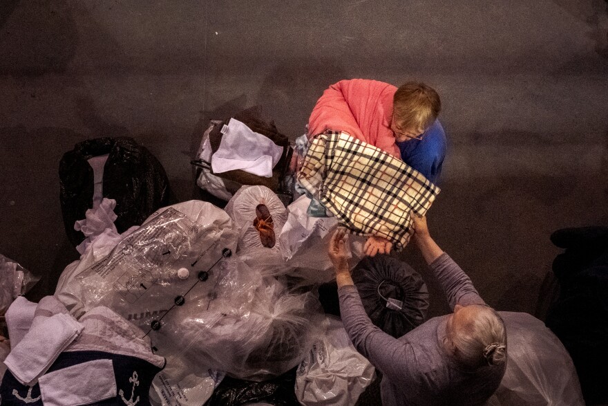 Volunteers hand out blankets and clothes to Ukrainian war refugees at Tijuana's "Unidad Deportiva Benito Juárez", where those fleeing the conflict wait for their chance to claim asylum in the United States, April 4, 2022.<br/>