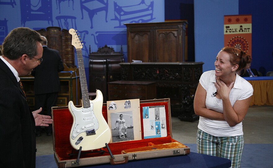Peter Shaw (left) appraises a 1962 Left-handed Fender Stratocaster in Wichita, KS. ANTIQUES ROADSHOW “Vintage Wichita” premieres Monday, April 26, 2021 at 8/7C p.m. on PBS.