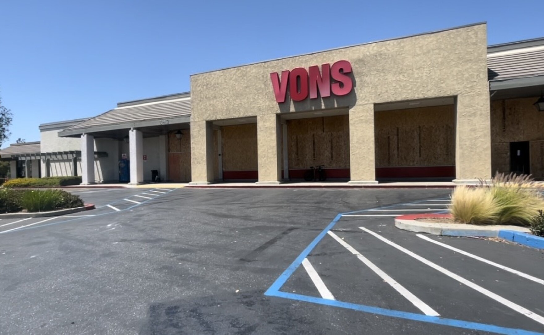Vons closure in Vista deepens food insecurity for many KPBS Public Media