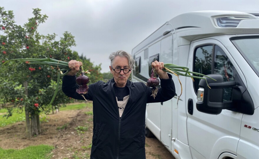 Alan Cumming with two onions at the Pittormie Fruit Farm in Cupar in MIRIAM AND ALAN: LOST AND FOUND IN SCOTLAND, Episode 3.