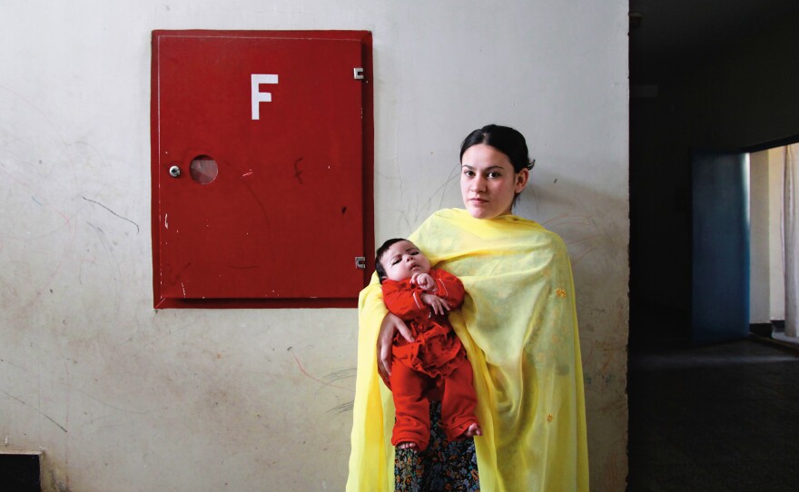 A woman with her child in the women's prison.