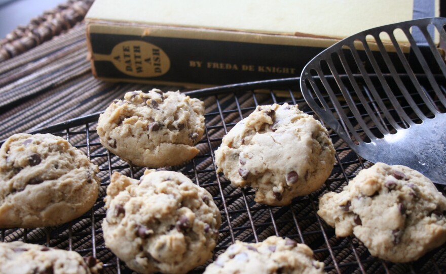 A recipe for chocolate chip cookies from the 1948 edition of A Date with A Dish.