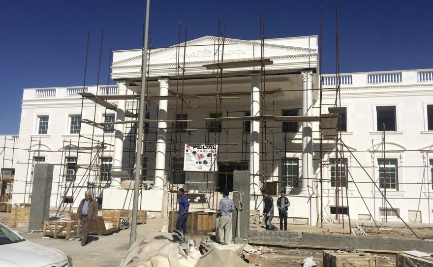 A business tycoon in Iraq modeled his home after the White House.