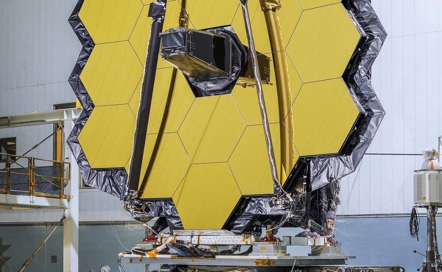 The primary mirror of NASA's James Webb Space Telescope consists of 18 hexagonal mirrors. The telescope is now in space with its mirror segments aligned.